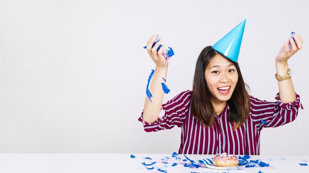 Chica de cumpleaños alegre con donut