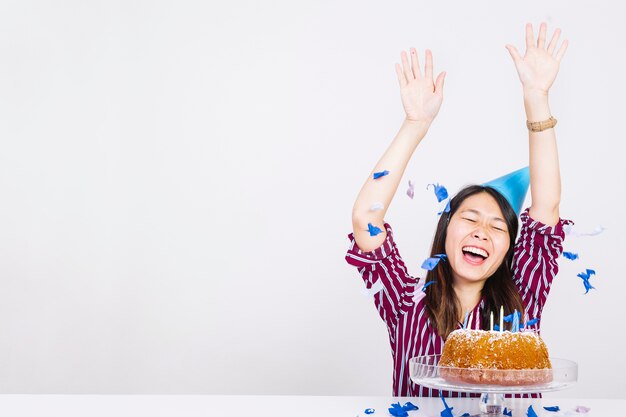 Chica de cumpleaños alegre con tarta