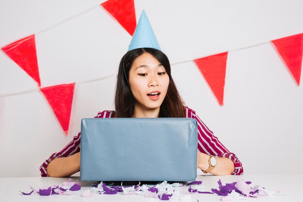 Chica de cumpleaños con caja de regalos