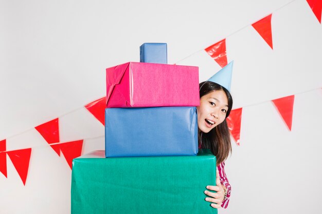 Chica de cumpleaños con cajas de regalos