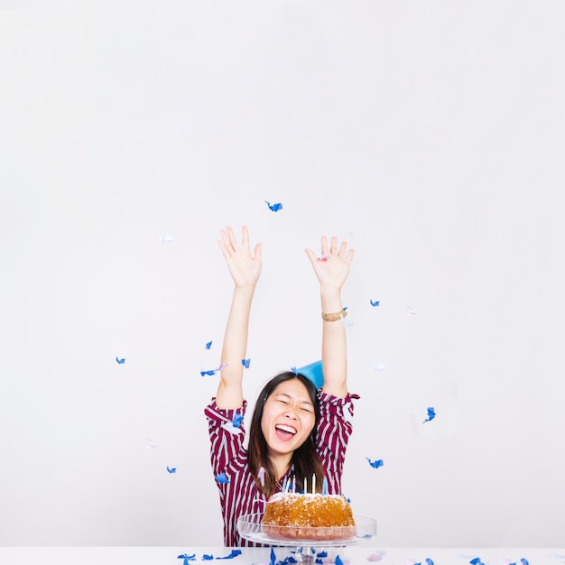 Chica de cumpleaños feliz con tarta