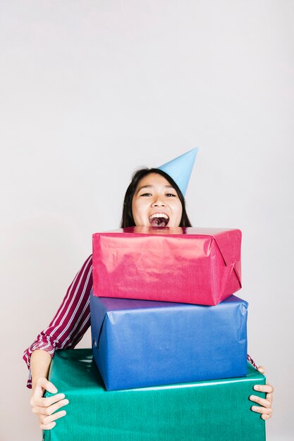 Chica de cumpleaños gritando con cajas de regalos