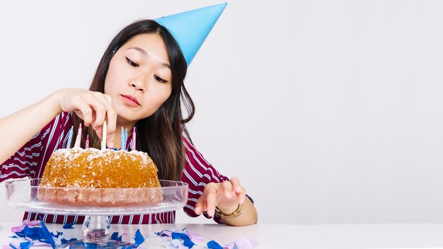 Chica de cumpleaños joven con tarta