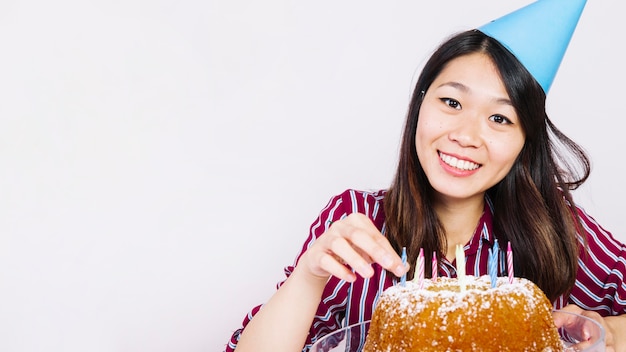 Foto gratuita chica de cumpleaños sonriente con tarta rica