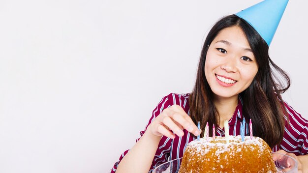 Chica de cumpleaños sonriente con tarta rica