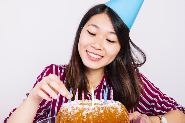 Chica de cumpleaños sonriente con tarta