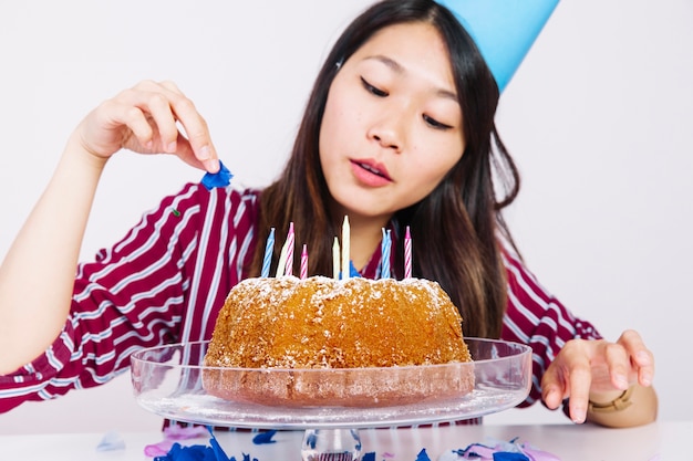 Chica de cumpleaños con tarta deliciosa