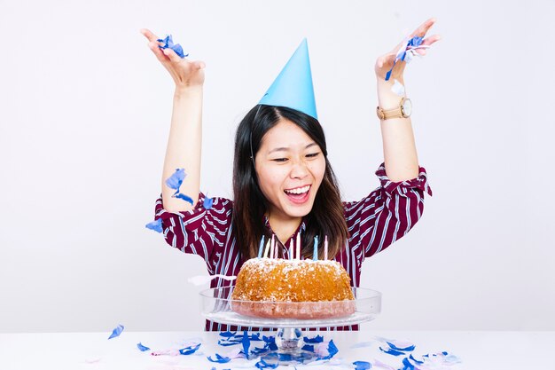Chica de cumpleaños con tarta