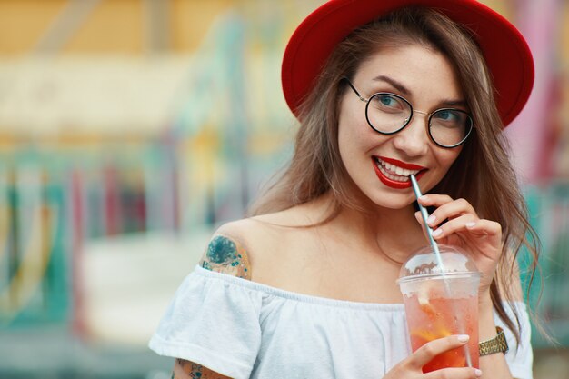 Chica curiosa esperando noticias de fiesta en colores de fondo