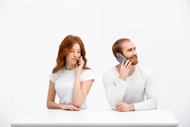 Chica curiosa con quién novio hablando por teléfono