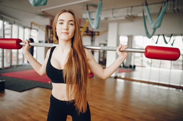 Chica de deportes en un gimnasio matutino