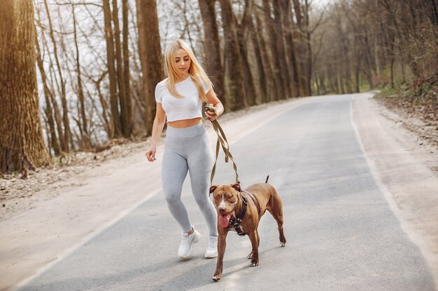 Chica de deportes en un parque de verano por la mañana