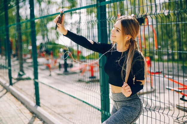 Chica de deportes en un parque