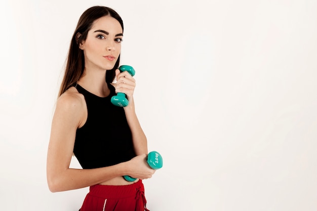 Foto gratuita chica deportista posando en el entrenamiento