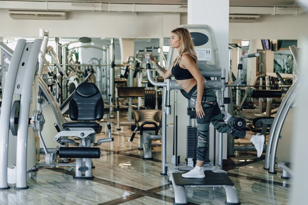 Chica deportiva atractiva realiza ejercicios en caderas y glúteos. estilo de vida saludable.