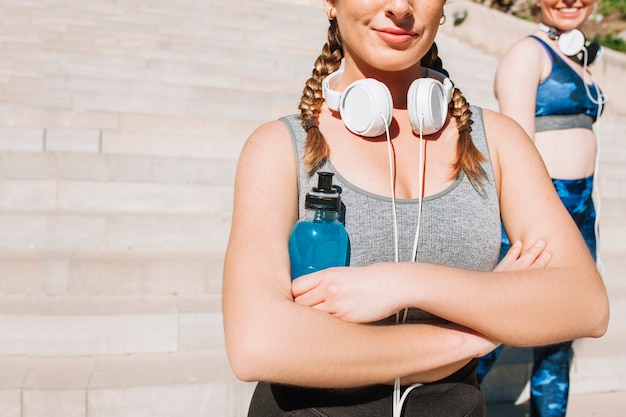 Foto gratuita chica deportiva de cultivo posando con confianza