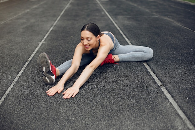 Chica deportiva entrenando en el estadio