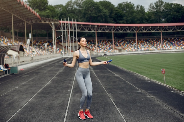 Chica deportiva entrenando en el estadio