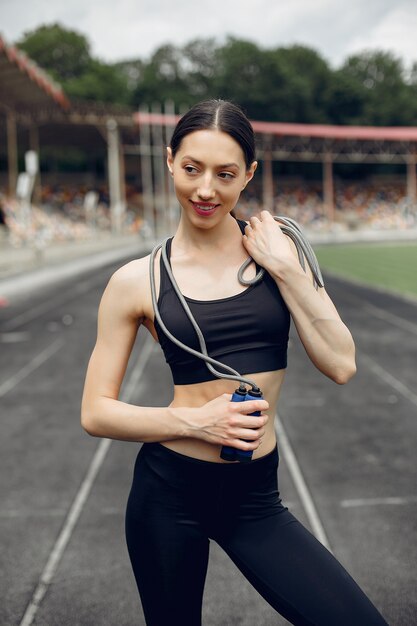 Chica deportiva entrenando en el estadio