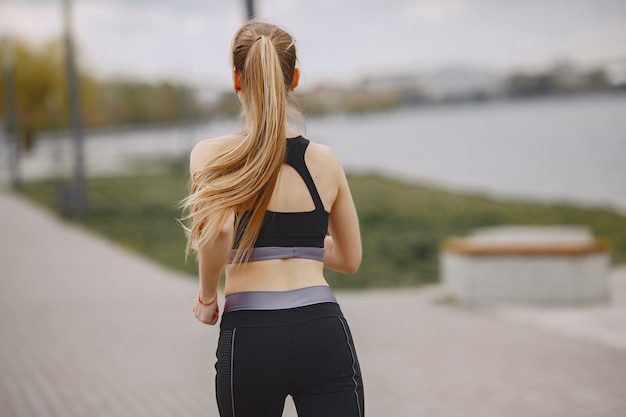 Chica deportiva entrenando en un parque de verano