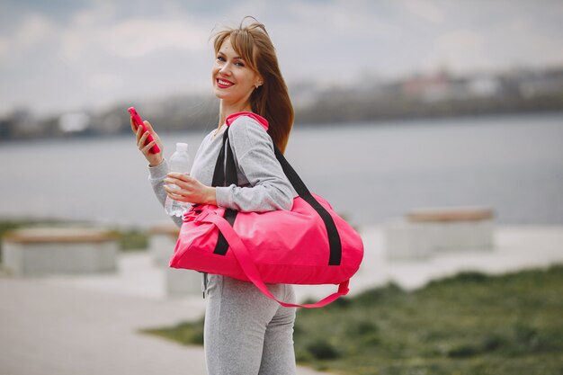 Chica deportiva entrenando en un parque de verano