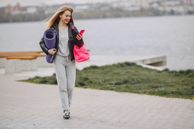 Chica deportiva entrenando en un parque de verano