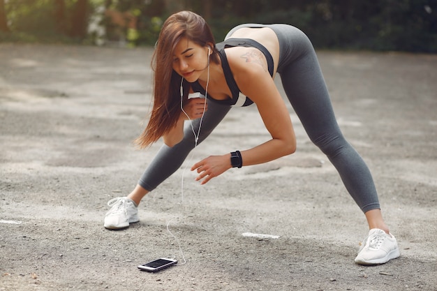 Foto gratuita chica deportiva entrenando con teléfono y auriculares