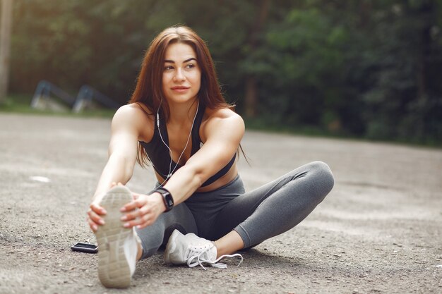 Chica deportiva entrenando con teléfono y auriculares