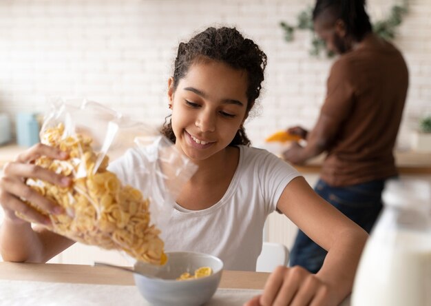 Chica desayunando antes de la escuela