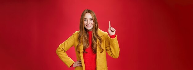 Foto gratuita chica diciendo la primera razón usa su consejo linda y amigable joven pelirroja energizada en amarillo c