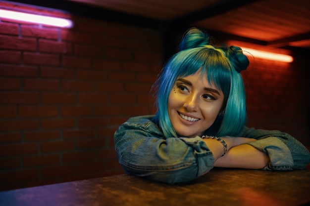 Foto gratuita chica en la discoteca escuchando a alguien sentado en la mesa