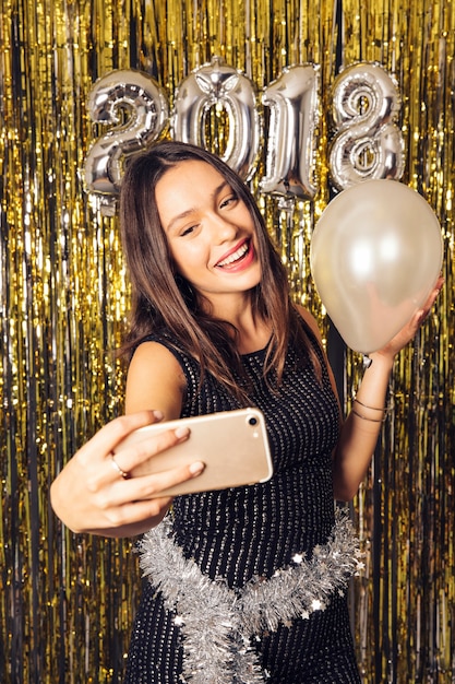 Foto gratuita chica de discoteca haciendo un selfie en celebración de año nuevo