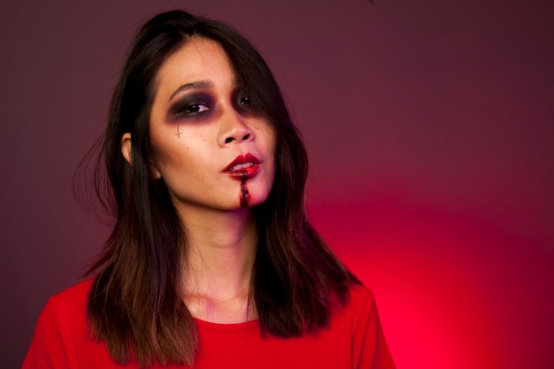 Chica disfrazada como vampiro de miedo