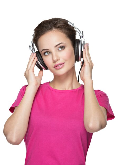 Chica disfruta escuchando música con auriculares aislados