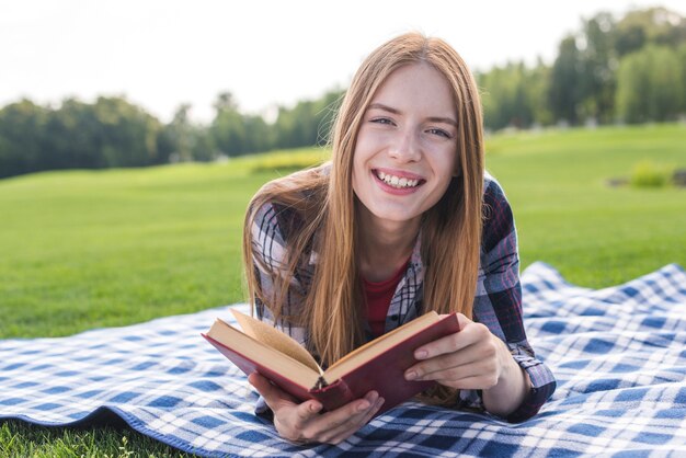 Chica disfrutando de un buen libro