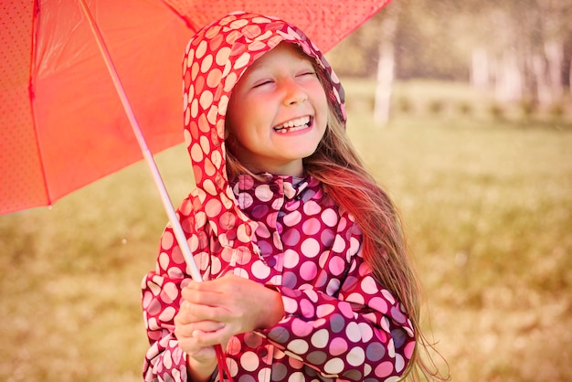 Chica disfrutando del clima lluvioso