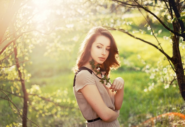 Chica disfrutando de un día soleado de primavera