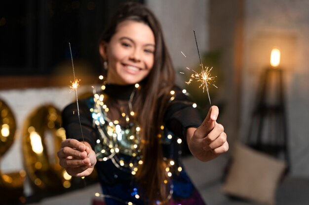 Chica disfrutando de una fiesta de año nuevo