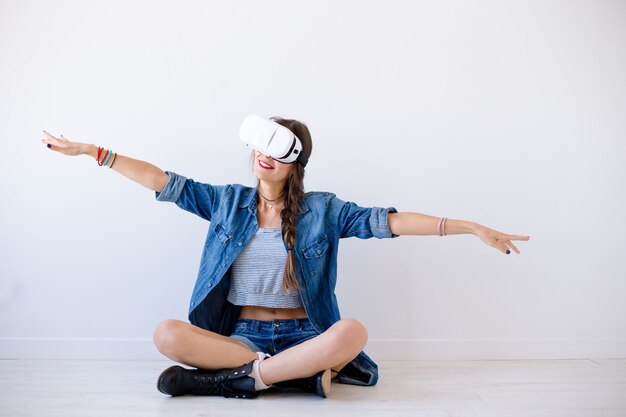 Chica con dispositivo VR en blanco