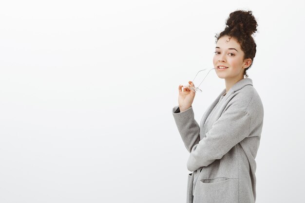 Chica dispuesta a ser productiva en el trabajo. Retrato de atractiva empresaria inteligente en abrigo gris