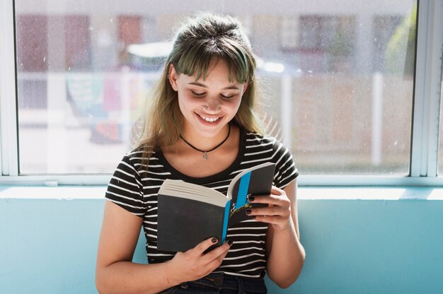 Chica divirtiéndose leyendo un libro