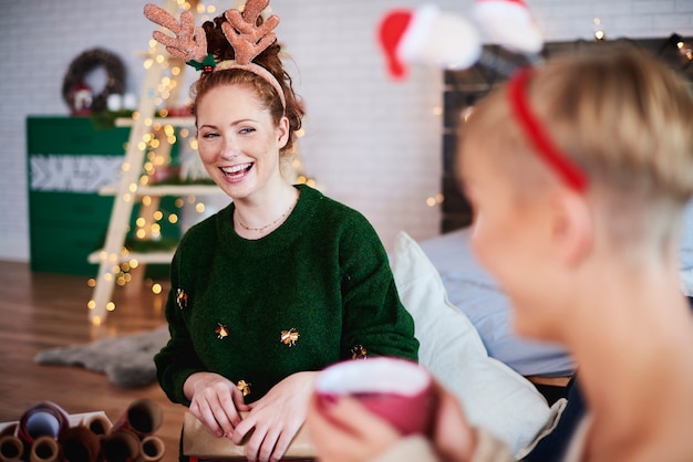 Chica divirtiéndose en Navidad