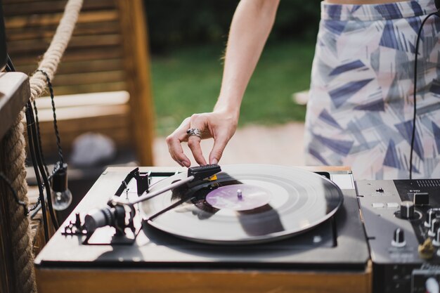 chica dj tocando discos de vinilo