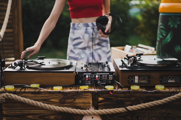 chica dj tocando discos de vinilo