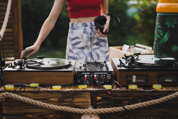 chica dj tocando discos de vinilo