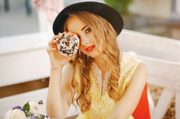 chica con donut