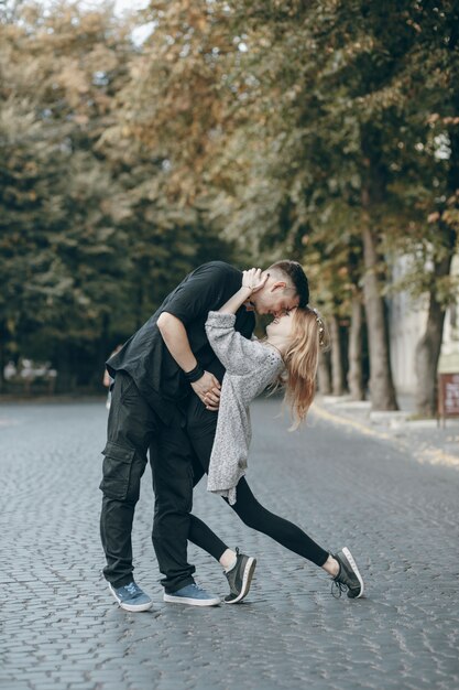 chica dos labios de tiempo de la estación