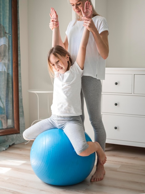 Chica ejercicio en pelota