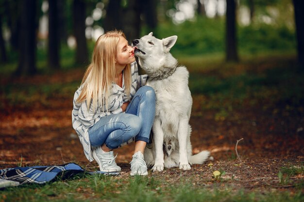 Chica elegante y con estilo en un bosque