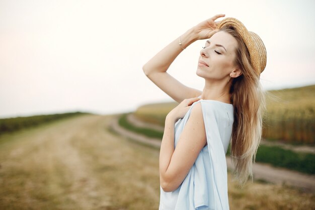 Chica elegante y con estilo en un campo de otoño